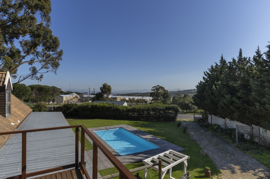 4 Bedroom Property for Sale in Sir Lowrys Pass Village Western Cape